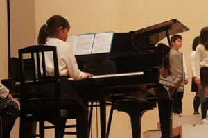 IMG_1276 - コピー ピアノも上手に弾けました。写真には無いのですが,ソロで歌う子もいて一人一人がそれぞれの役目を立派にやり遂げました。\