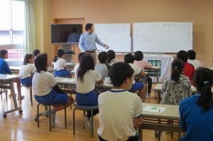 IMG_2045 4校時,遊びの振り返りをし,協力の大切さを教わったり,奥野僚右先生の今までの人生(夢に向かった生き方)を教えて頂いたりしました。\