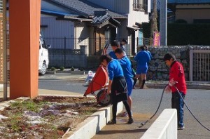 IMG_2424 抜いたサルビアを⒍年生が片付けてくれました。6年間お世話になった学校への愛校心のなせる技です。\