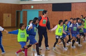 IMG_2460 3校時「奥野僚右」先生と「協力」がテーマの遊びをしました。\