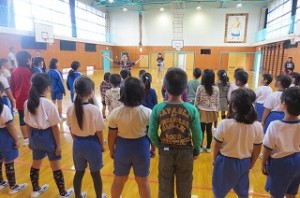 IMG_2474 5校時は,全校合唱を日の出中の本宮博美先生に教わりました。\