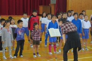 IMG_2475 子どもたちの顔も真剣で素晴らしいです。声も良く出るようになりました。\