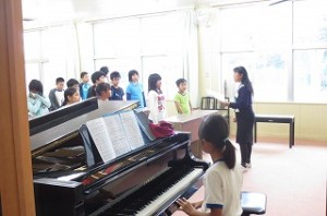IMG_2476 音楽室での高学年パートの練習です。良い声が出てきたと長谷川先生が褒めていました。\