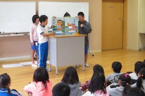 IMG_2491 クイズや楽しい本の紹介もしました。写真は,楽しい本の紹介をしています。「だじゃれ日本一周」という本だそうです。\\