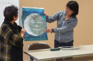 IMG_2499 大きくなったり元の大きさに戻ったりする絵本でした。題名は「パパお月様とって!」というお話でした。\