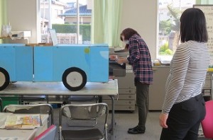 IMG_2502 不審者対応の講話で使う段ボール製の自動車を先生方が一生懸命色塗りしてくれました。\\
