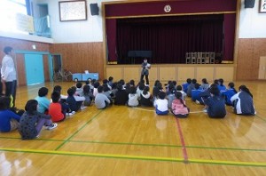 IMG_2514 避難後に,不審者に対するいろんな知識や場面においての行動の仕方の違い等、たくさん教えて頂きました。\\