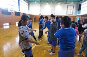 IMG_2518 写真は腕を捕まれたときの「振りほどき方の実践練習」です。「なるほど」と言いながらやっていました。\\