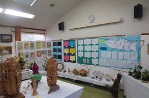 IMG_2523 左から2年生のタイル作品,5年生の家庭科作品,⒍年生の作文,1年生の硬筆(クジラ雲)作品です。全校児童の作品が飾られました。\\\\