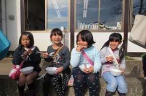 IMG_2535 おいしい売店もたくさん出ました。写真は,豊津小の「UDN48」の4人です。うどんをおいしそうに食べてます。\\\\