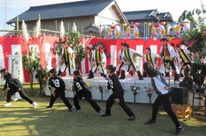IMG_2538 「よさこいソーラン」を踊ってます。ステージ下の子ども達は豊津小の⒍年生です。飛び入り参加で盛り上げているシーンです。\\\\
