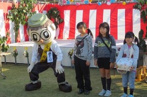 IMG_2549 左のゆるキャラは,この日に「豊たん」と命名されました。右3人は名付け親です。ナント,みんな豊津小の子ども達でした。\\\\