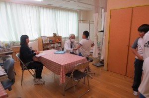 IMG_2557 持久走大会を前に鹿浦小児科医院の院長先生が健康診断をして下さいました。全校児童に診察をして頂きました。「みんな元気です。」という結果でした。これからも,咳かぜや胃腸炎がはやっているので気をつけること,喘息や咳があるときは無理をさせないこと,当日の健康観察をしっかりすることのご指導がありました。楽しい健康つくりと達成感・満足感のある持久走大会にしたいと思います。\