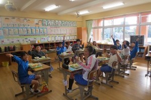 IMG_2559 ⒍年生の教室です。子ども達は,「カレー最高!」と言って食べ始めていました。\