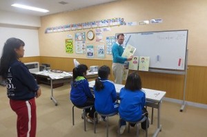 IMG_2565 今日は,3年生から⒍年生までの英語活動がありました。写真は,4校時の4年生の英語活動の様子です。楽しんで活動していました。\