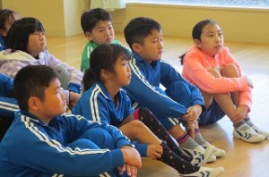 IMG_2587 古賀さんの上手な読み聞かせに子ども達が引き込まれています。\