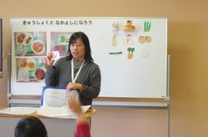 IMG_2600 「きゅうしょくと なかよくしよう」のテーマで4校時,1年生に授業をして下さいました。\