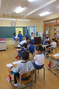 IMG_2609 始めに教室で歓迎の言葉が有り,次に劇を交えた算数クイズをしました。カンガルーキッズの子どもたちも全員正解しました。\