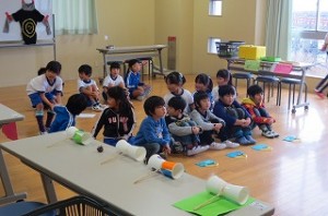 IMG_2610 ランチルームに移動し,秋祭りが行われます。1年生は一生懸命説明をしました。\