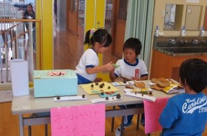 IMG_2618 木の実で作ったアクセサリー(飾り)のお店です。\