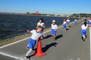 IMG_2548 「折り返し地点」みんな真剣にスピードを緩めずターンして,頑張りがはじけています。\