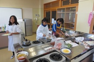 IMG_2562 ⒍年生の調理。家の人に作り方を教わってきました。間違わずにきちんとできるでしょうか。\\