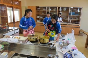 IMG_2567 二人は,それぞれクリームスープとコンソメスープを作るそうです。\\