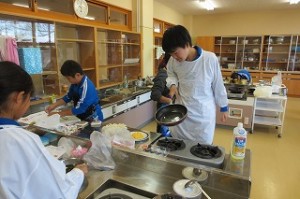 IMG_2569 この二人は,チーズを餃子の皮でくるみ,油で炒めました。\\