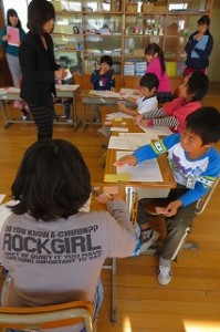 IMG_2577 紹介文の下書きを書いています。取材メモを元に子どもたちは鉛筆を滑らせました。\\