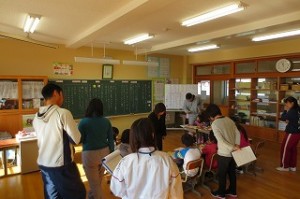 IMG_2578 写真は,下書きを交換して友達との読み合いをしているところです。付箋に良いところやアドバイスを書いて張ります。職員も子どもたちの文章をのぞき込んで読んでいます。\\