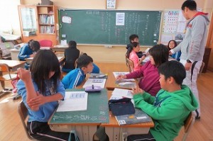 IMG_2590 グループ内において,自分の意文章を読み,意見を交換してグループの文章として短冊黒板に書きました。\
