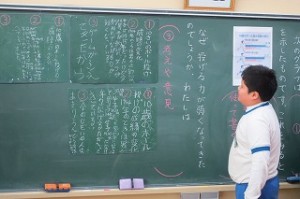 IMG_2591 グループの発表当番がグループでまとめた文章を読んでいます。\