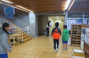 IMG_2694 体育委員会が長縄の準備をしています。これからは縄跳びの季節になり,縄跳び大会に向けて活動します。\