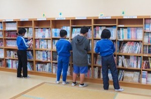 IMG_2699 図書委員会です。本の埃取りを一冊ずつしています。まじめに取り組んでいます。\