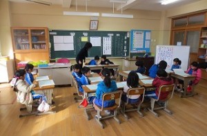 IMG_2701 今日の学習を「つかむ」事をしています。1年生なのに司会がきちんとできました。\\\