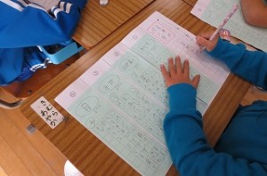 IMG_2702 今日の学習を記入しています。前時までのメモが,とてもよく書かれていました。\\\