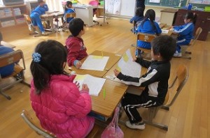 IMG_2715 写真は,作文を書いた後に,グループで読み合って句読点が正しく掛けているか。話し合いました。\\\