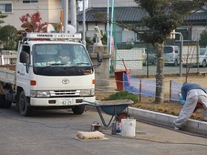 IMG_2837 花壇枠のブロックを高くしています。\