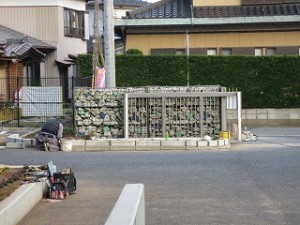 IMG_2838 雨で花壇から流れ出た砂や土が,門扉のレールに溜まることもなくなります。\