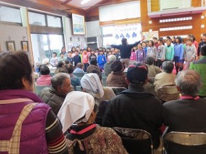 IMG_2842 みなさんの前で合唱発表をしました。\