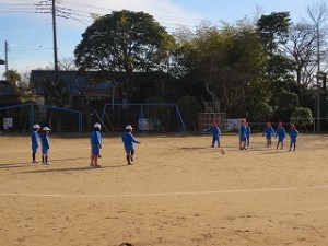 IMG_2881 2・3年生がサッカーをして楽しんでいます。\