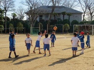 IMG_2882 1年生はドッジボールを楽しんでいます。他の学年は,体育館にいます。\