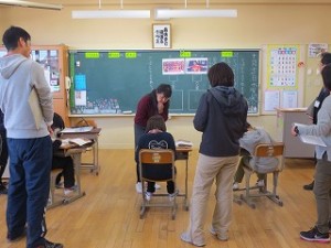 IMG_2885 参観の先生方は,子どもたちの取り組みが素晴らしいのでニコニコしながら見ています。\
