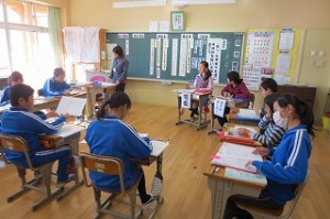 IMG_2898 真剣な表情の6年生。国語の授業です。\\