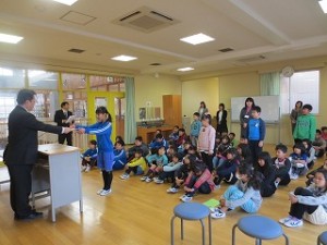 IMG_2915 終業式の前に表彰がありました。たくさんの人が賞状をもらいました。\