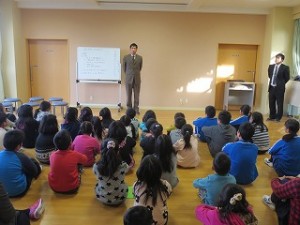 IMG_2933 生徒指導主事の後藤先生から,交通安全(ヘルメットをかぶろう・飛び出しは絶対だめ)の話しや不審者への注意,インターネット関係の注意点がありました。\