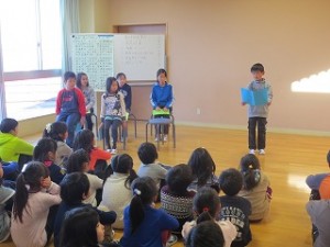 IMG_2938 新年の抱負の発表がありました。前にいる子達は学年の代表者です。\