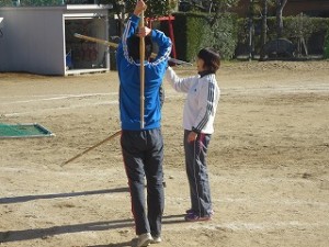 IMG_2953 ⒍年生の男子が担任と剣道の素振りをしています。楽しそうです!\