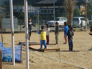 IMG_2955 昼休み,2年生がジャンプ台を利用して短縄で遊んでいました。\