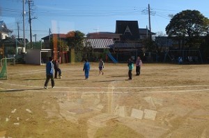 IMG_2960 昼休み,⒍年生は男女仲良くミニサッカーをして楽しんでいました。\\
